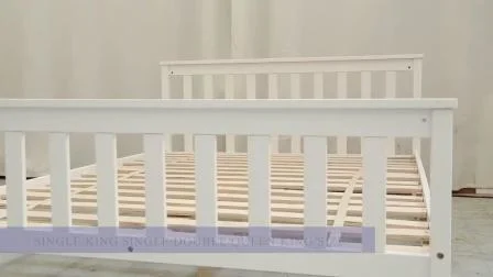 Kleinkinderbett im klassischen Design aus massivem Kiefernholz. Kinderbetten für Kinder