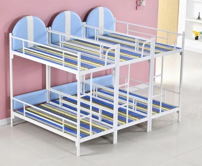 Etagenbett aus Metall für Kinder im Schlafsaal. Etagenbett für den Kindergarten